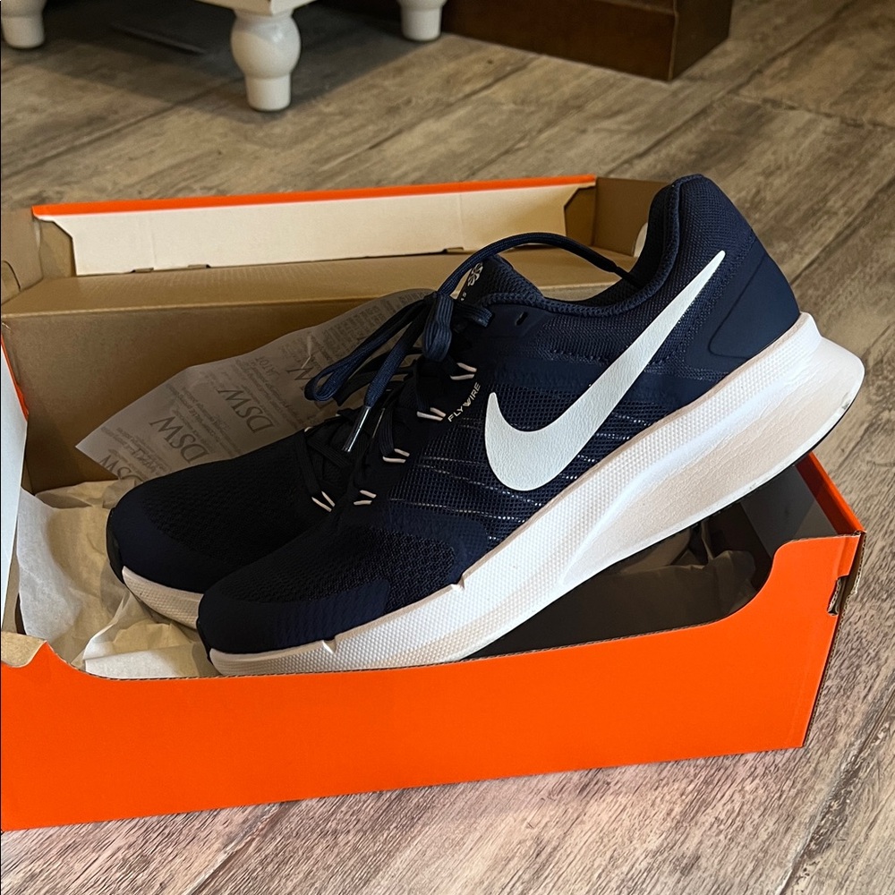 Nike Men's Dark Blue and White Athletic Shoes